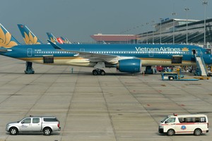 Hiện nay, một số hãng hàng không trong nước như Vietnam Airlines vẫn duy trì hoạt động thường xuyên trên mạng bay quốc tế qua các chuyến bay đưa công dân hồi hương, vận chuyển hàng hóa và chở hành khách một chiều từ Việt Nam ra nước ngoài.