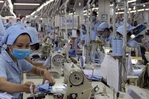 Nếu doanh nghiệp không phải nộp khoản phí công đoàn, lương của người lao động có cơ hội được cộng thêm. Ảnh: Đ.T.