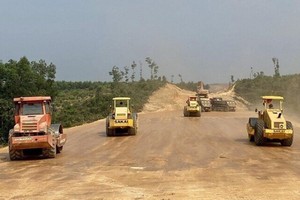 Mặt bằng cho dự án cao tốc Bắc-Nam hiện vẫn còn "xôi đỗ" ở một số địa phương. Ảnh: VGP.