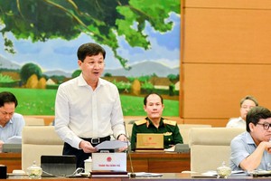 Tổng thanh tra Chính phủ Lê Minh Khái trình bày báo cáo về công tác phòng, chống tham nhũng tại cuộc họp của Ủy ban Thường vụ Quốc hội.