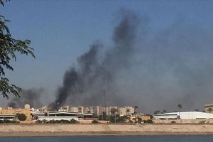 Khói đen xuất hiện sau các vụ tấn công. (Nguồn: aa.com.tr)