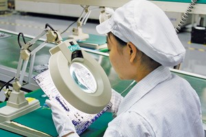 Foxconn là một 3 nhà sản xuất iPhone lớn nhất tại Trung Quốc và Ấn Độ đã đầu tư vào Việt Nam. Trong ảnh: Sản xuất tại nhà máy của Foxconn tại Hải Phòng.