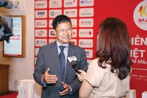 Nhà báo và doanh nhân cùng truyền cảm hứng, động viên, tạo cơ hội học hỏi và cùng nhau đạt được thành công (Ảnh: Báo chí tác nghiệp, phỏng vấn doanh nhân tại Diễn đàn Mua bán - sáp nhập doanh nghiệp Việt Nam do Báo Đầu tư tổ chức).