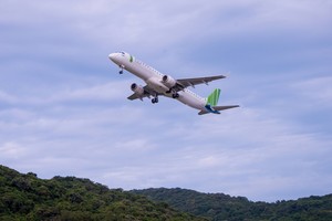Khai trương 3 đường bay thẳng, Bamboo Airways tặng 1 tỷ đồng tiền mặt hỗ trợ hộ nghèo Côn Đảo