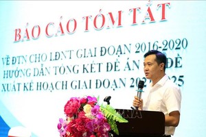 Ông Đào Trọng Độ, Phó Vụ trưởng Vụ Đào tạo thường xuyên, Tổng cục Giáo dục nghề nghiệp trình bày Tổng quan về đào tạo trình độ sơ cấp, đào tạo thường xuyên, người khuyết tật và các đối tượng chính sách khác và Tổng kết Đề án “Đào tạo nghề cho lao động nông thôn đến năm 2020” tại Hội nghị. Ảnh: Anh Tuấn – TTXVN