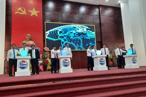 Lãnh đạo tỉnh Hậu Giang và các đại biểu thực hiện nghi thức công bố các hệ thống thông tin, Trung tâm giám sát, điều hành đô thị thông minh.