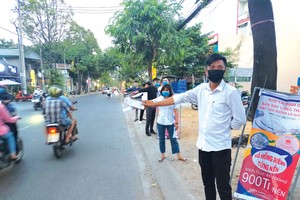 Các môi giới tràn ra đường đón khách nhưng vẫn ế. Ảnh: Trọng Tín