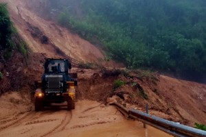 Cơ quan chức năng tiến hành xử lý khắc phục lượng đất đá bị sạt lở trên tuyến QL49.