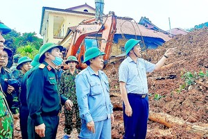 Đại biểu Hà Sỹ Đồng (thứ hai từ phải sang) tại hiện trường vụ sạt lở đất tại huyện Hướng Hoá (Quảng Trị).