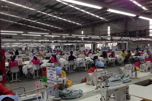 Ngành dệt may châu Á, trong đó có Việt Nam bị điêu đứng nhiểu tháng nay do xuất khẩu thị trường xuất khẩu chủ chốt giảm mạnh.