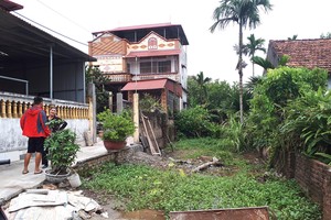 Bà cụ xuất hiện làm môi giới lộ kịch bản nâng giá. Ảnh: Kim Đức