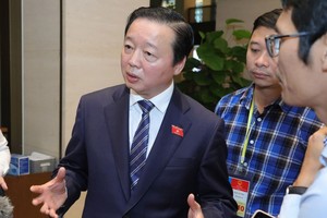 Bộ trưởng Bộ Tài nguyên và Môi trường Trần Hồng Hà trao đổi với báo chí bên hành lang Quốc hội.