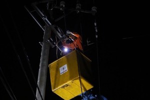 Khắc phục sự cố điện xuyên đêm để bà con sớm có điện