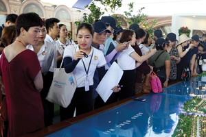 Thu nhập của khách hàng còn bị tác động bởi bệnh dịch nên chưa sẵn sàng để vay mua nhà. Ảnh: Lê Toàn