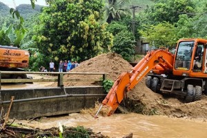 Phương tiện khơi thông cầu cống đảm bảo thoát nước lũ, bảo vệ công trình cầu trên tuyến quốc lộ, đường Hồ Chí Minh do Cục QLĐB III quản lý. (Ảnh: Xuân Huy)