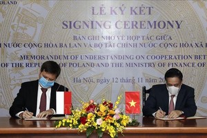 Thứ trưởng Bộ Tài chính Việt Nam Trần Xuân Hà và Đại sứ đặc mệnh toàn quyền Ba Lan tại Việt Nam Wojciech Gerwel (thừa ủy quyền Bộ trưởng Tài chính Ba Lan) ký Bản ghi nhớ. Ảnh: Phạm Hậu/TTXVN