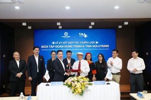 Ông Nguyễn Đình Trung - Chủ tịch Tập đoàn và TS.Nguyễn Hữu Lệ – Chủ tịch TMA Solutions thực hiện nghi thức ký kết hợp tác với sự chứng kiến của đại diện 2 đơn vị