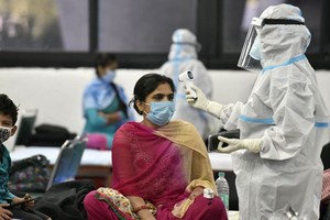 Xét nghiệm COVID-19 cho người dân ở Ấn Độ. (Ảnh: Getty)