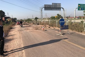 Một đoạn đường gom cao tốc Bắc Giang - Lạng Sơn qua Bắc Giang bị phá hỏng bởi xe quá tải.