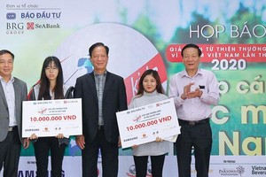 Trao học bổng Giải golf Swing for the Kids cho các sinh viên có hoàn cảnh khó khăn đạt thành tích xuất sắc trong học tập.
