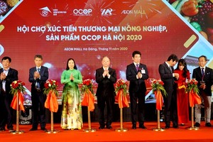 Các đại biểu cắt băng khai mạc Hội chợ. Ảnh: Hồ Hạ.