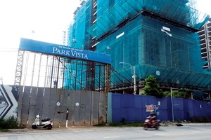 Dự án Park Vista đã “đắp chiếu” hơn 2 năm nay do chủ đầu tư vướng nhiều sai phạm. Ảnh: Việt Dũng
