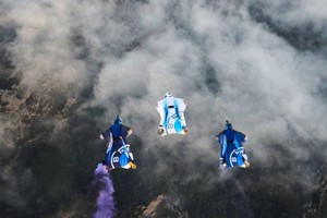 Bộ đồ bay với vận tốc 300km/h, điều khiển bằng điện của BMW