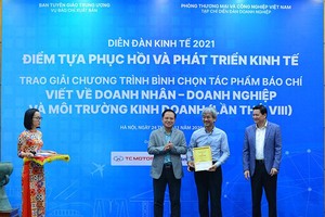 Ông Nguyễn Quốc Việt, Phó Tổng biên tập Báo Đầu tư thay mặt tác giả Khánh An nhận giải B, với tác phẩm: “Doanh nghiệp nhà nước trong lằn ranh thúc thủ và bứt tốc” (4 kỳ).