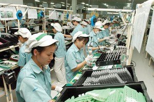 Lắp ráp linh kiện điện tử tại Công ty Panasonic Việt Nam (Khu công nghiệp Thăng Long, Hà Nội). Ảnh: Đ.T