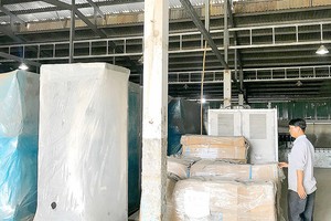 Dây chuyền máy móc chế biến thịt trị giá cả trăm tỷ đồng của doanh nghiệp đã “mốc meo” trong kho. Ảnh: Ngô Nguyên