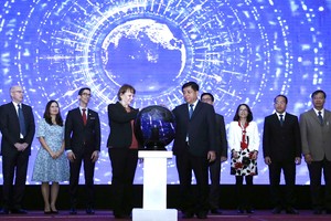 Bộ trưởng Bộ Kế hoạch và Đầu tư Nguyễn Chí Dũng cùng bà Ann Marie Yastishock thực hiện nghi lễ khởi động Chương trình Hỗ trợ doanh nghiệp chuyển đổi số giai đoạn 2021-2025