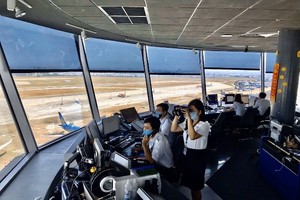 Đài Kiểm soát không lưu Tân Sơn Nhất do Tổng công ty Quản lý bay Việt Nam quản lý.