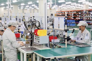 11 tháng qua, xuất khẩu máy tính và linh kiện đạt 40,2 tỷ USD, tăng 24,3% so với cùng kỳ năm 2019. Ảnh: Đức Thanh.