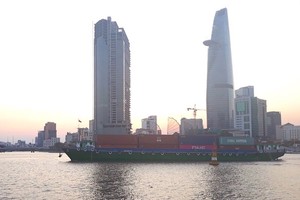 Tàu vận chuyển hàng hoá trên sông Sài Gòn tháng 03/2020 (Ảnh minh hoạ: Hồng Phúc).