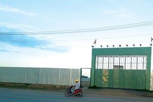 Dự án Khu đô thị Waterfront hiện vẫn quây tôn kín mít. Ảnh: Việt Dũng