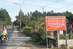 Chính quyền xã Tóc Tiên (huyện Tân Thành, Bà Rịa - Vũng Tàu) cắm biển thông báo dự án “ma” để người mua cảnh giác. Ảnh: T.Tín