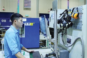 Dây chuyền sản xuất thiết bị điện của Nhà máy ABB tại Việt Nam. Ảnh: Đức Thanh