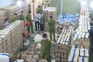 Công an TP.HCM bắt quả tang kho găng tay y tế giả nhãn mác nhiều nhãn hiệu ở Công ty TNHH Sản xuất thương mại thiết bị TTH.