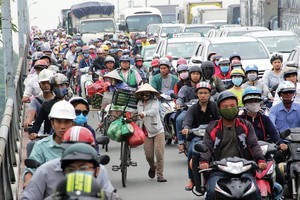 Tình trạng kẹt xe thường xuyên diễn ra tại Quốc lộ 13