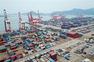 Hàng hóa xếp tại Liên Vân Cảng, tỉnh Giang Tô, Trung Quốc. (Nguồn: AFP/TTXVN)