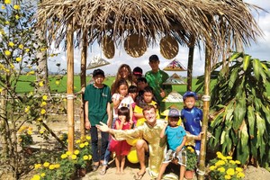 Du khách trải nghiệm thực tế bằng việc hòa nhập vào cuộc sống và tiếp xúc trực tiếp với người dân nơi xây dựng famstay
