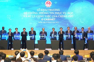 Thủ tướng cùng các thành viên Chính phủ, các khách mời thực hiện nghi thức khai trương e-Cabinet (Hệ thống thông tin phục vụ họp và xử lý công việc của Chính phủ) được coi là một trong những hành động khởi đầu xây dựng Chính phủ số