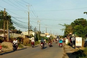 Một đoạn đường Nam Sông Hậu chật hẹp qua Hậu Giang.