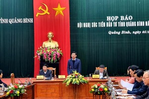 Phó Chủ tịch UBND tỉnh Quảng Bình Hồ An Phong chủ trì Họp báo.