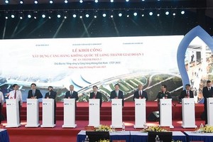 Thủ tướng yêu cầu các bộ, ngành và địa phương vùng sân bay Long Thành cần cập nhật các quy hoạch phát triển, có kế hoạch phù hợp để khai thác những lợi thế mà sân bay Long Thành trong việc kêu gọi, thu hút vốn đầu tư, phát triển kinh tế địa phương.