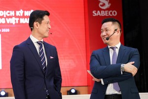 Ông Hoàng Đạo Hiệp (bên phải) luôn xuất hiện và đóng vai trò "phiên dịch viên" cho Tổng giám đốc Bennet Neo (bên trái) tại hầu hết các sự kiện của Sabeco từ khi ông được bổ nhiệm là Phó tổng giám đốc (Ảnh: Sabeco).