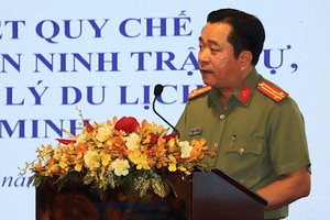 Thượng tá Nguyễn Thanh Tú báo cáo Tổng kết 5 năm triển khai thực hiện Quy chế phối hợp đảm bảo an ninh trật tự trong hoạt động du lịch trên địa bàn TP.HCM giai đoạn 2016 – 2020 (Ảnh: TH). 