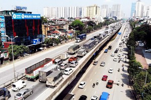 Hà Nội yêu cầu xe khách không được chạy trên đường Vành đai 3 dưới thấp để hạn chế ùn tắc giao thông.