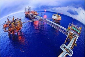 Giá dầu thô trung bình năm 2020 đạt 43,8 USD/thùng bằng 73% so với mức giá kế hoạch năm Quốc hội thông qua (60 USD/thùng).