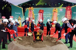 Lãnh đạo tỉnh, KCN WHA và Nhà đầu tư thực hiện nghi thức khởi công dự án